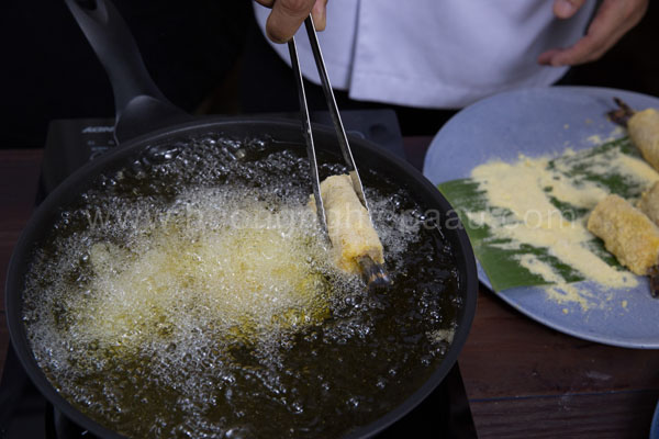 lăn chả giò tôm cá lóc qua các loại bột rồi chiên vàng