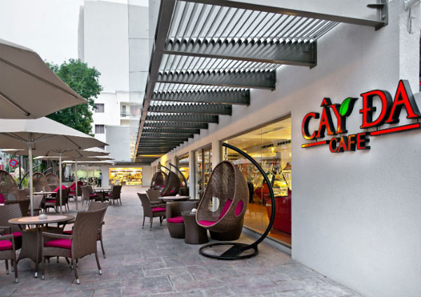 khuôn viên khách sạn eastin grand saigon