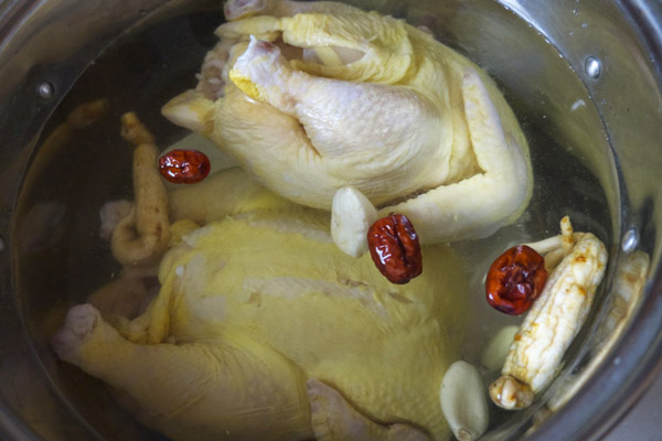 Cho gà và nhân sâm vào nồi 