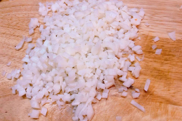 Thái hạt lựu cà rốt và hành tây