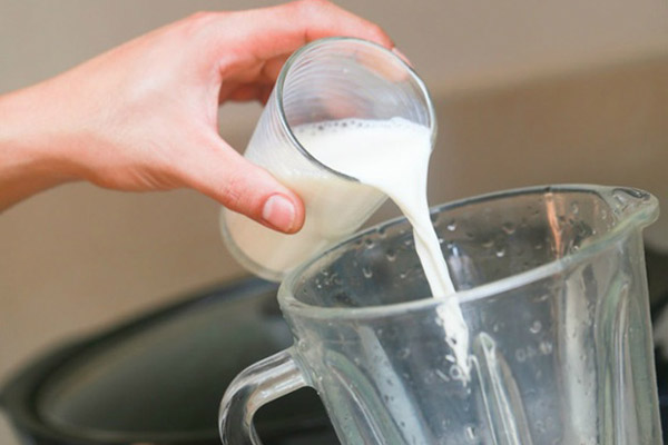 Thêm sữa và nguyên liệu vào cói xay sinh tố