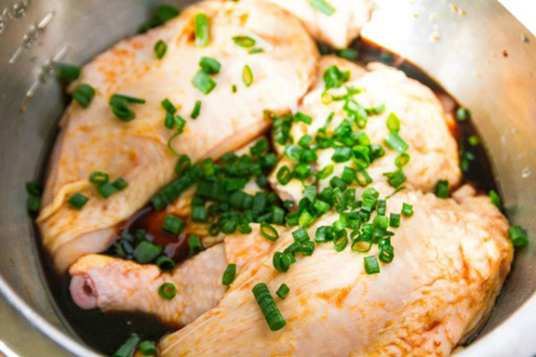 Ướp thịt gà với nước tương