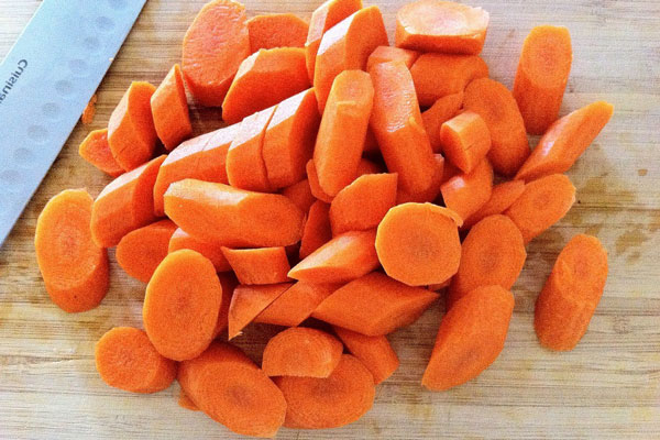 Cà rốt cắt khúc hoặc tỉa hoa 