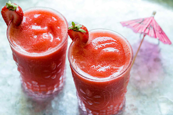 cocktail frozen strawberry daiquiri