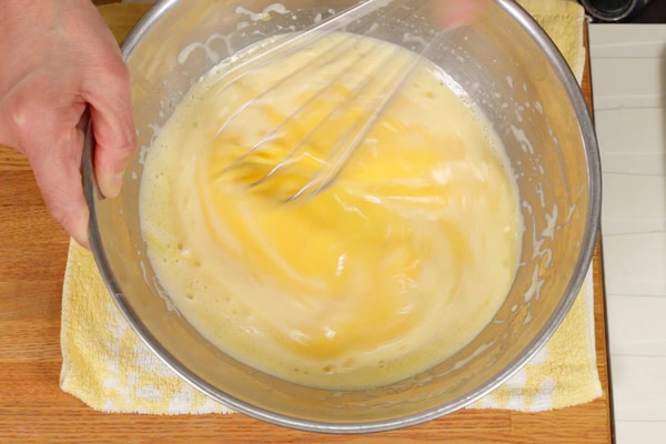 Đánh bông lòng trắng trứng với đường