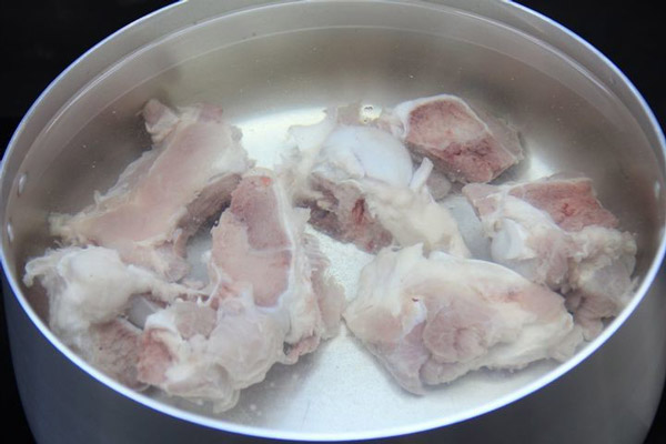 Ninh xương để tạo vị ngọt