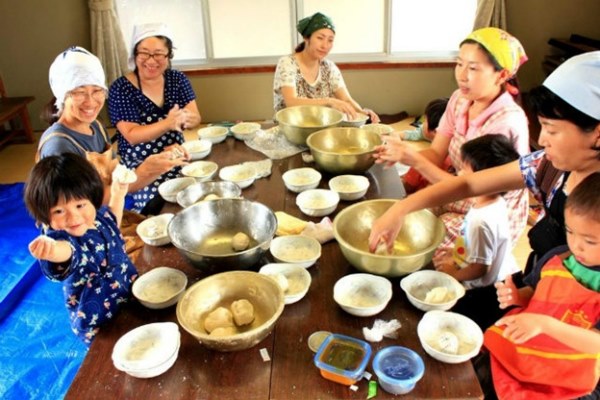 Phụ nữ nhật làm bánh
