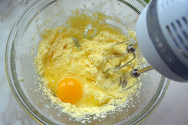 Đánh bông bơ đường với trứng gà