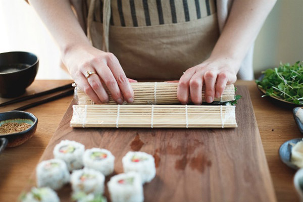 Dùng thanh tre để cuộn sushi