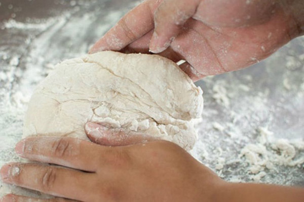 Nhào bột mình làm bánh pizza