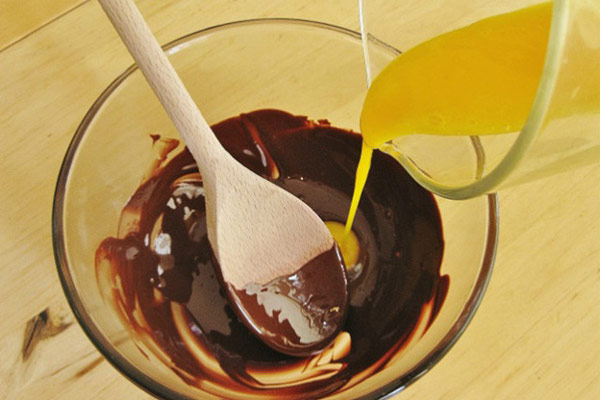 Rót trứng gà và chocolate trộn đều