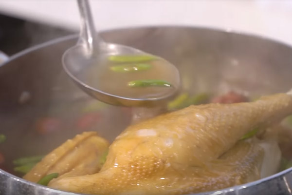 Hầm gà với các nguyên liệu và gia vị
