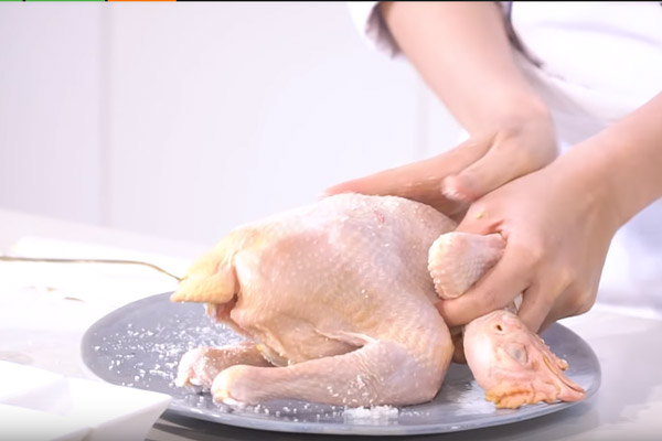 Thoa da vị đều khắp bụng và thân gà