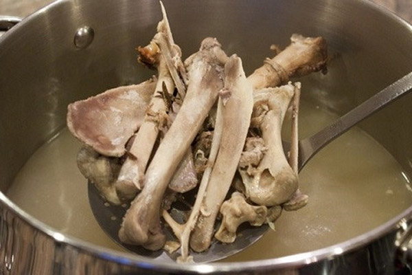 Trụng ống xương heo với xương gà