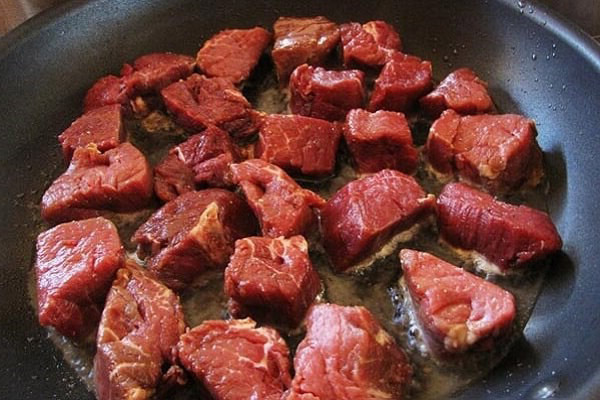 Xào thịt bò thơm và tắt bếp