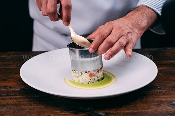 tạo hình salad bơ cá hồi