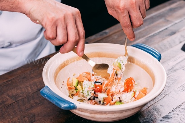 trộn salad bơ cá hồi xông khói