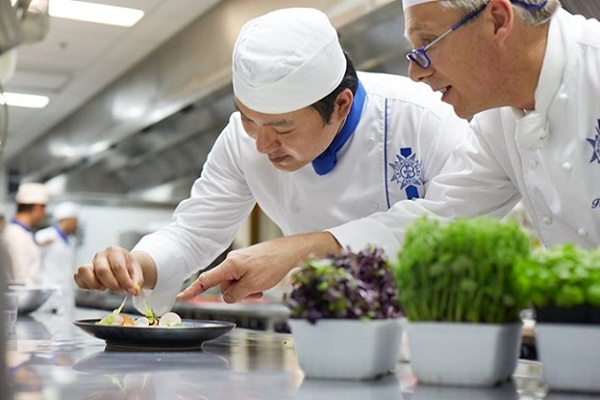 giáo viên dạy nấu ăn
