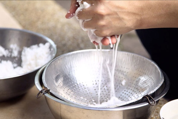Làm nước cốt dừa ăn bắp