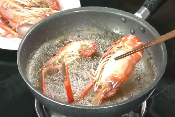 Chiên sơ tôm càng xanh