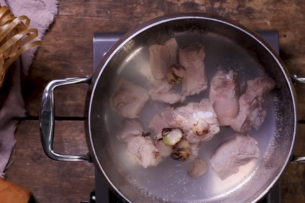 Nấu nước dùng xương