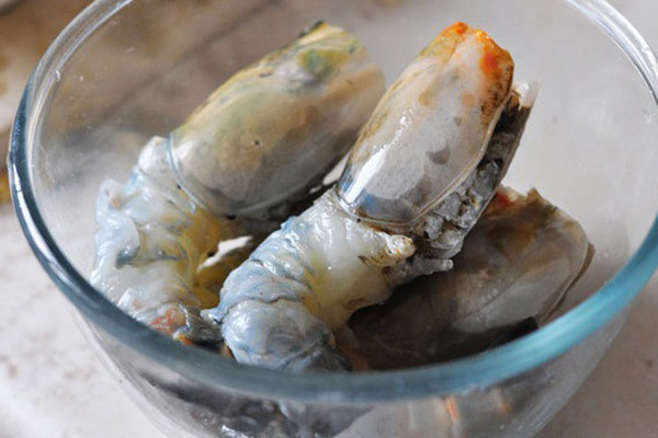 Sơ chế tôm càng xanh