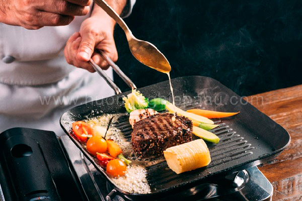 Áp chảo thăn bò và rau củ với bò