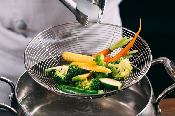 Chan rau củ ăn kèm thịt thăn bò xốt tiêu đỏ
