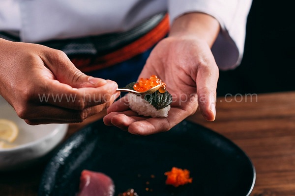 nigiri sushi trứng cá hồi