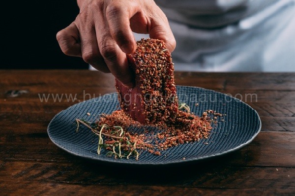 Ứớp thăn bò với gia vị tiêu đỏ