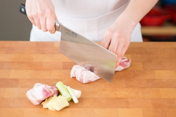 Cắt thịt thành những miếng vuông