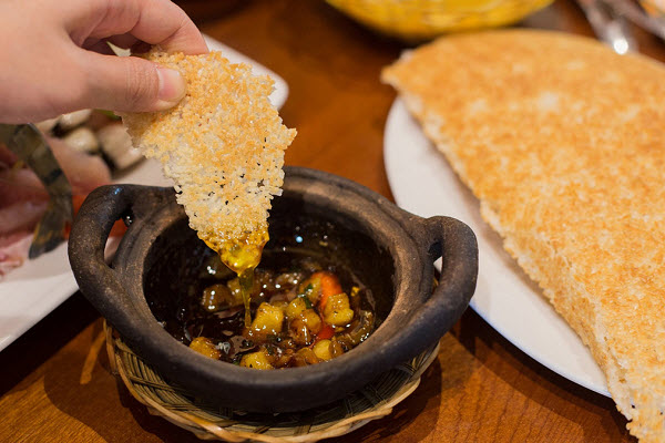 Crunchy rice with caramelized dip sauce