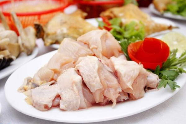 Chặt thịt gà thành miếng vừa ăn
