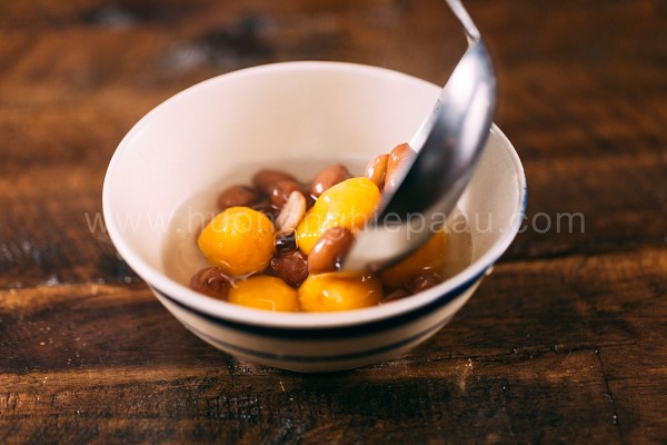 Múc chè bí đỏ đậu phộng ra bát