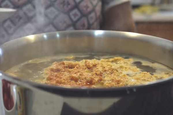 Nấu nước dùng bún riêu
