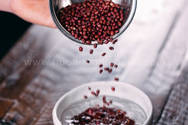 Ngâm đậu đỏ với nước