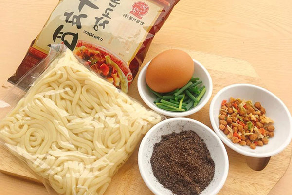 Nguyên liệu làm mì tương đen