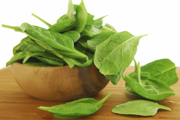 rửa sạch là thái nhỏ cải bó xôi