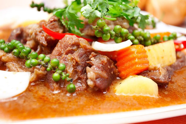 Thịt bò hầm chín đổ ra tô