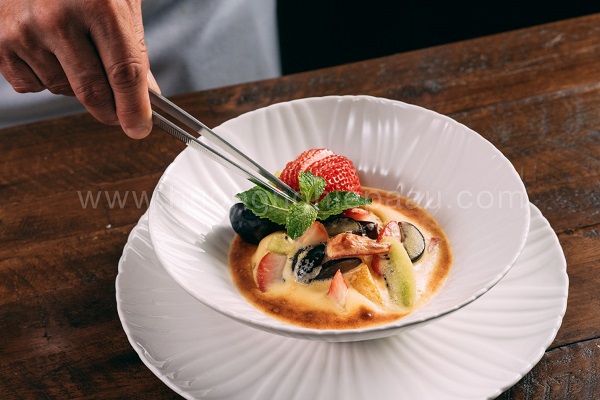 Trang trí vài lát trái cây