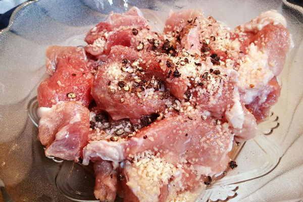 Ướp thịt heo trong tô