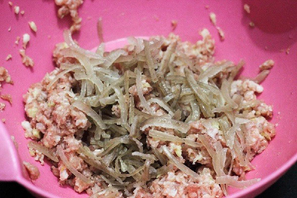 Cho bì vào hỗn hợp thịt nạc