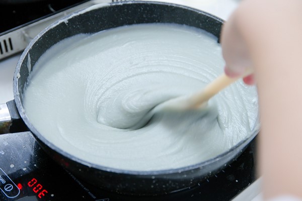 Trộn bột làm nhân bánh