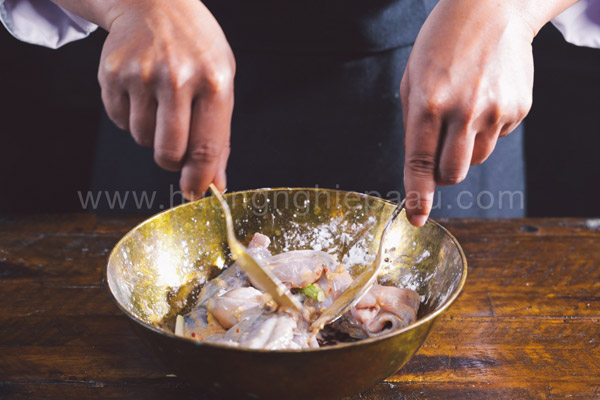 Ướp thịt ếch với gia vị 
