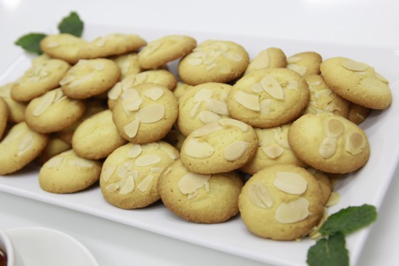 bánh almond cookies