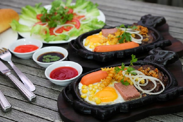 Bò bít tết trứng ăn kèm salad