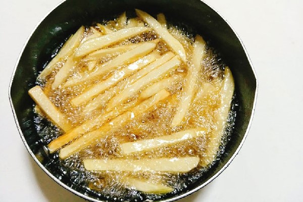 Chiên khoai tây trong chảo ngập dầu