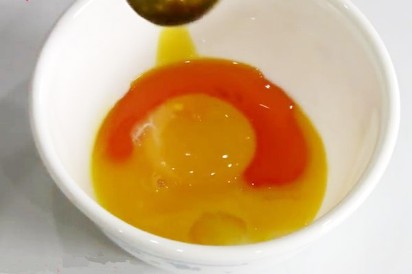 Cho ít dầu điều vào trong trứng vịt 