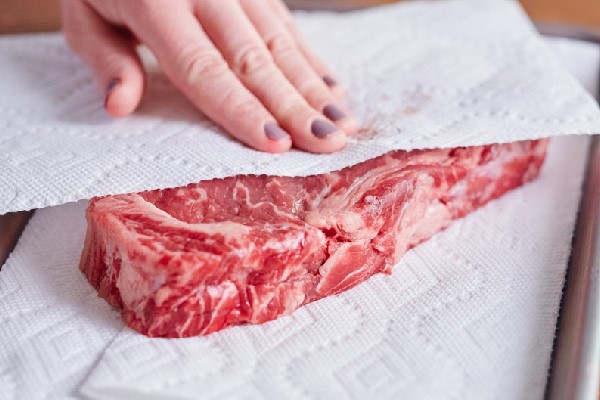 dùng giấy thấm khô miếng thịt bò