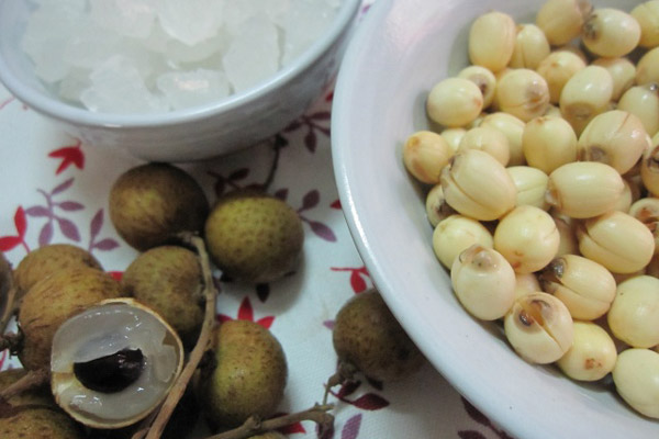 Nguyên liệu làm chè hạt sen nhãn lồng